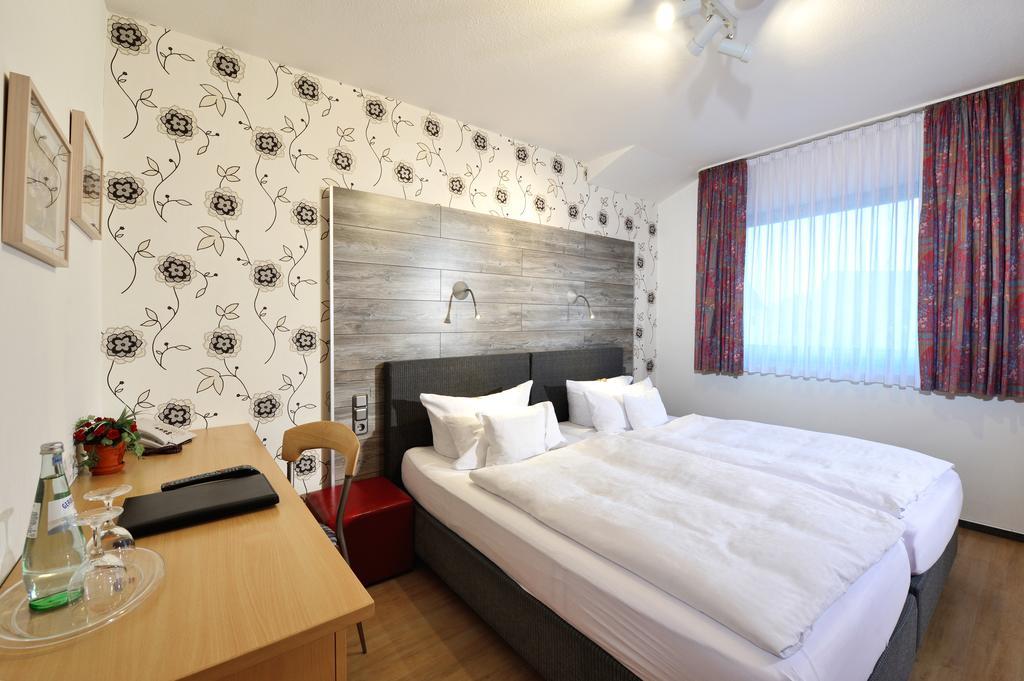 Hotel & Wirtshaus Hansen Bergisch Gladbach Bagian luar foto