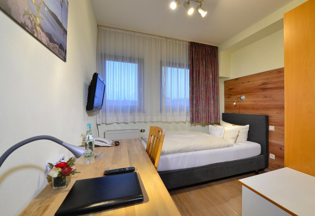 Hotel & Wirtshaus Hansen Bergisch Gladbach Bagian luar foto